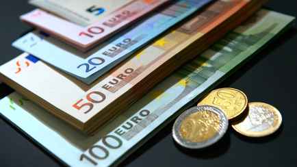 Доллар в Беларуси вырос на 0,02%, а валюта РФ достигла максимума за 6,5 месяцев. Эксперт дал прогноз, чего ждать дальше