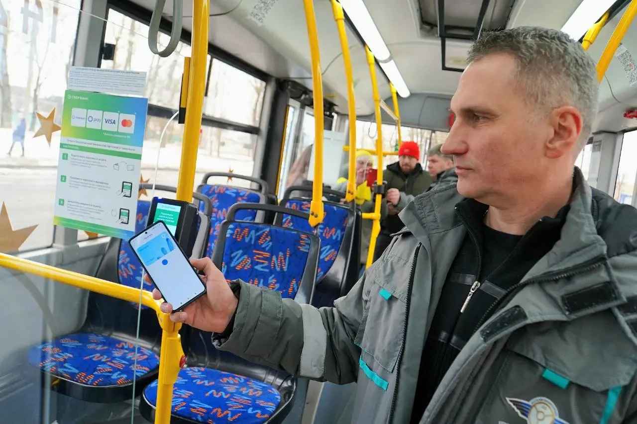 В Могилёве разрешили оплачивать поездки в транспорте банковской картой. Но не везде