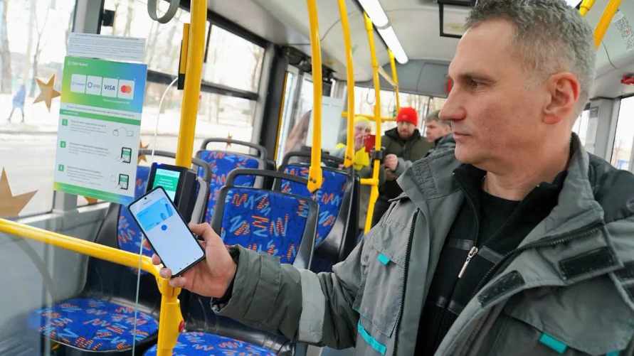 В Могилёве разрешили оплачивать поездки в транспорте банковской картой. Но не везде