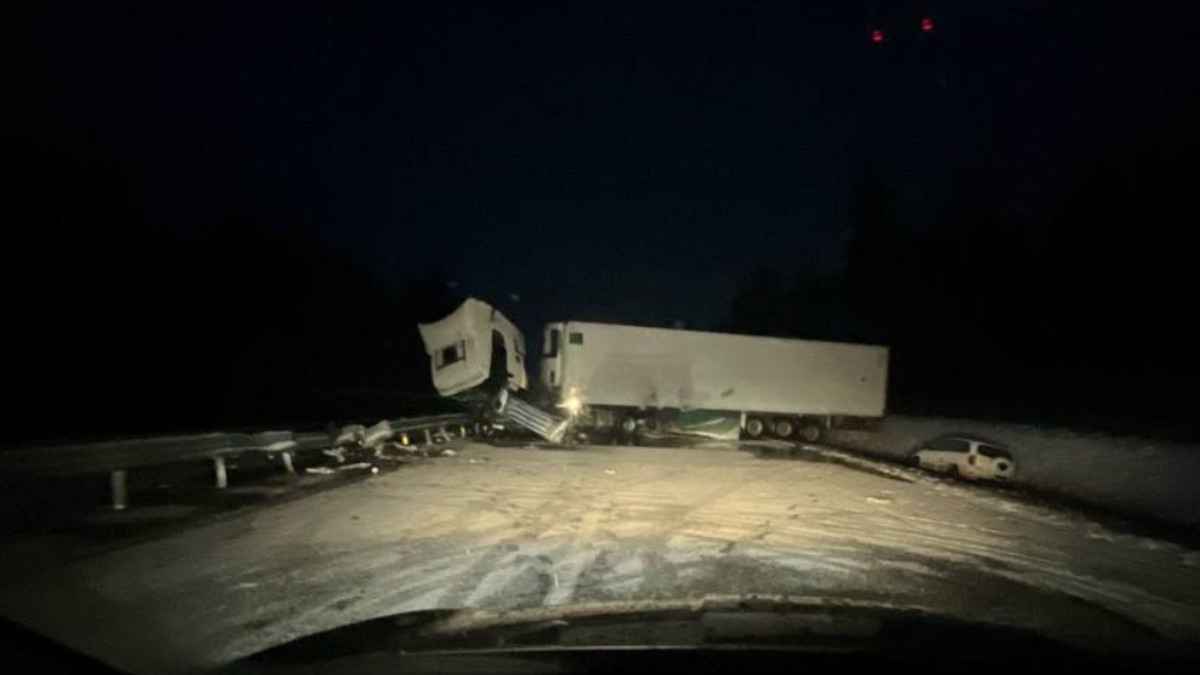 Фура ушла в занос на трассе под Минском и остановила движение на МКАД-2