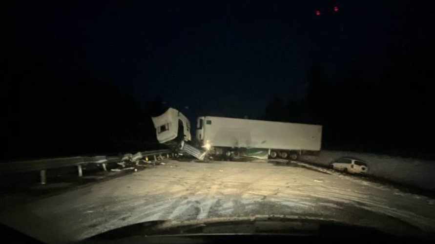 Фура ушла в занос на трассе под Минском и остановила движение на МКАД-2