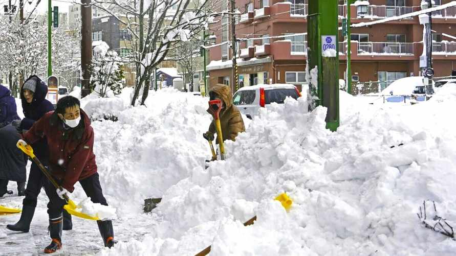 "Мир сошёл с ума..." — В Японии за 12 часов выпало 120 сантиметров снега