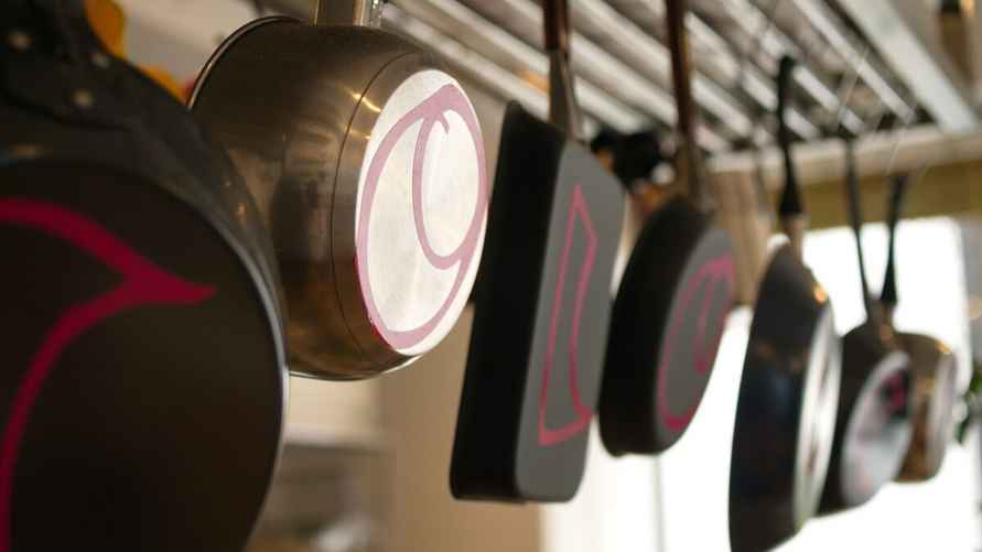 Сковородки, кастрюли и ину.ю кухонную утварь посчитали обидным подарком сразу несколько респонденток. Фото: pixabay