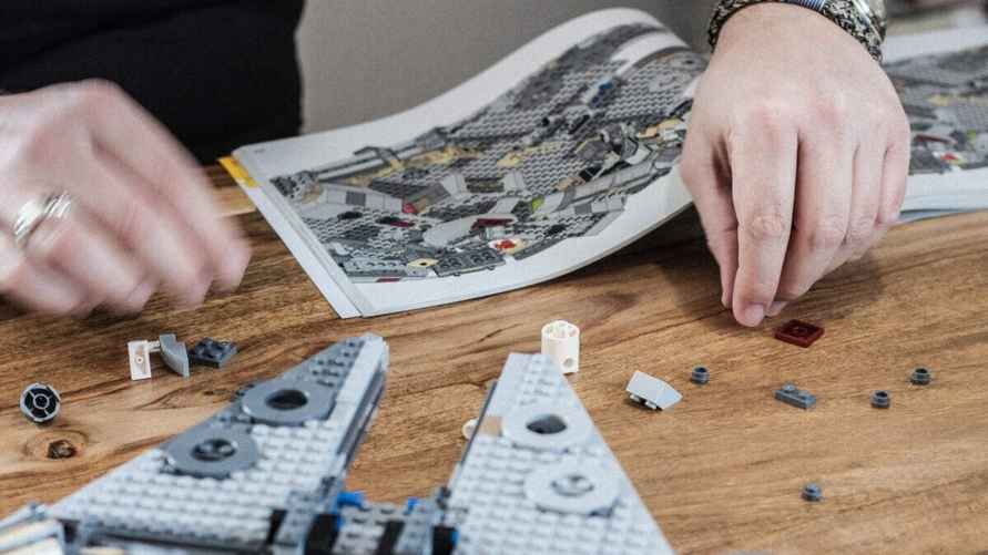 Большой набор конструктора также может быть хорошей идеей подарка для увлечённых мужчин. Фото: statusmen.ru