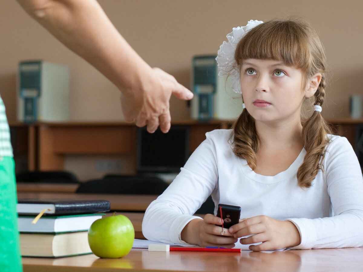 Как запрет на телефоны в школе влияет на оценки? Ученые поделились результатом исследования