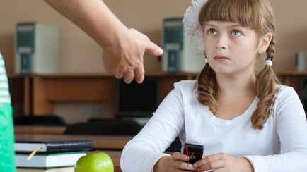 Как запрет на телефоны в школе влияет на оценки? Ученые поделились результатом исследования