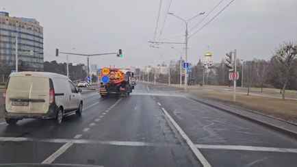 «Солевому царству» конец? В Минске начали мыть дороги и тротуары