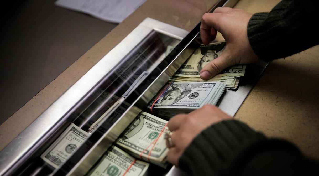 Доллар подешевел сразу на 6 копеек в Беларуси. Как упал евро и укрепился российский рубль?