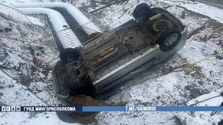 В Минске автомобиль Белпочты опрокинулся в котлован