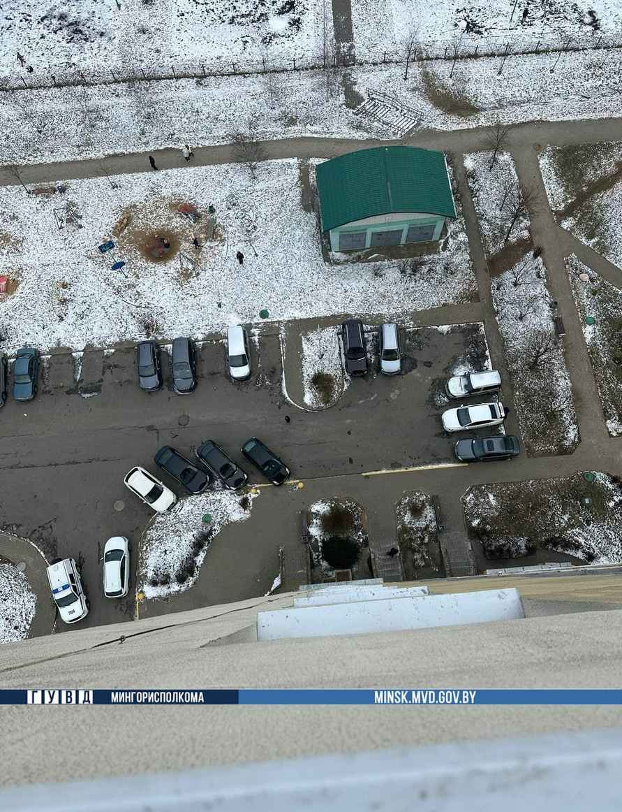 В Минске из окна 15-го этажа выпал полуторагодовалый ребенок