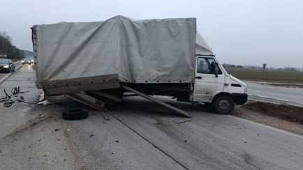 Под Уздой легковушка не разъехалась с фургоном и въехала в металлическое ограждение – есть погибший