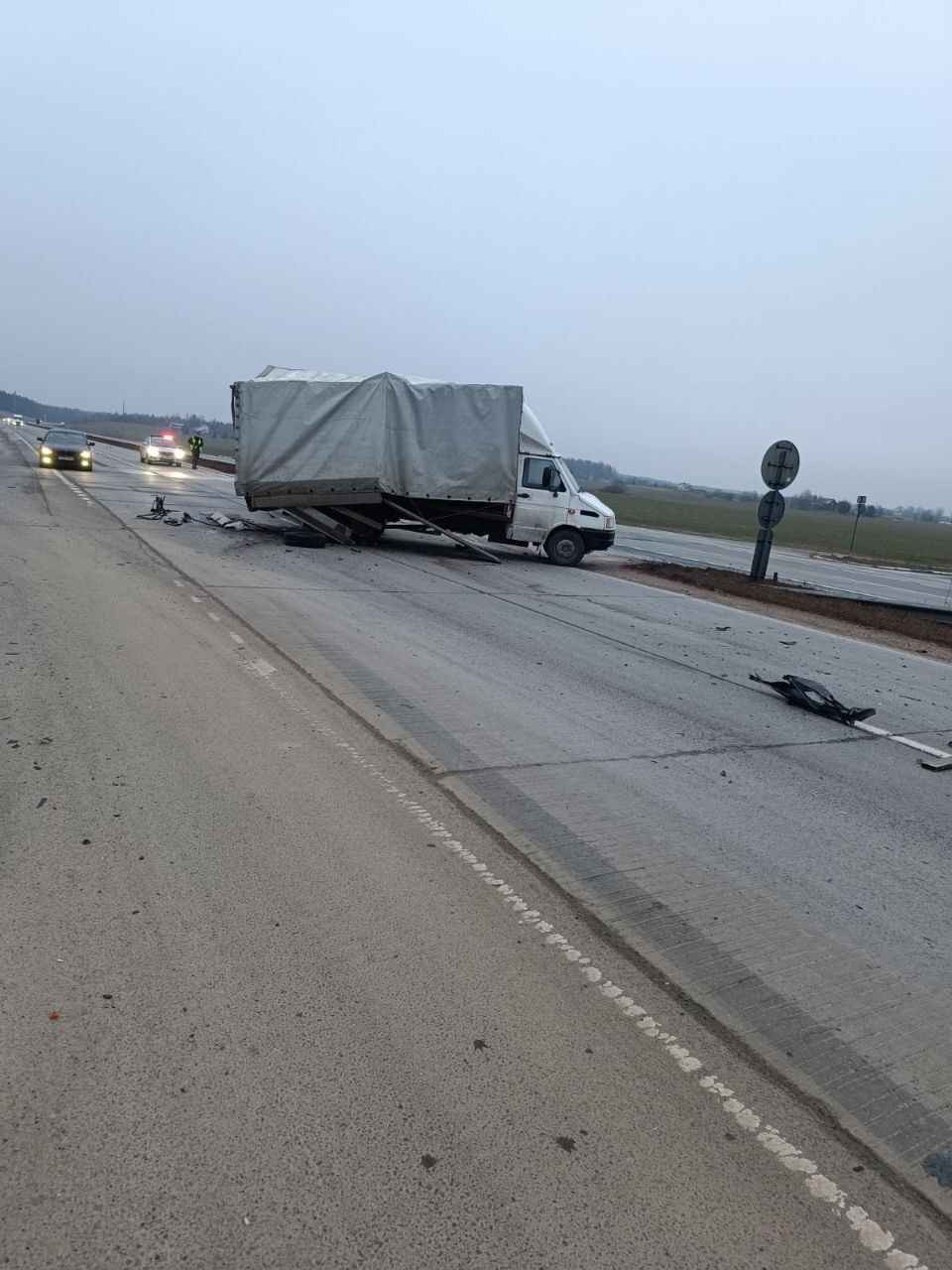 Под Уздой легковушка не разъехалась с фургоном и въехала в металлическое ограждение – есть погибший