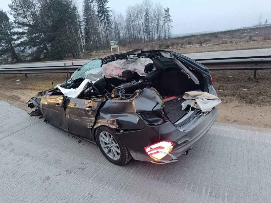 Под Уздой легковушка не разъехалась с фургоном и въехала в металлическое ограждение – есть погибший