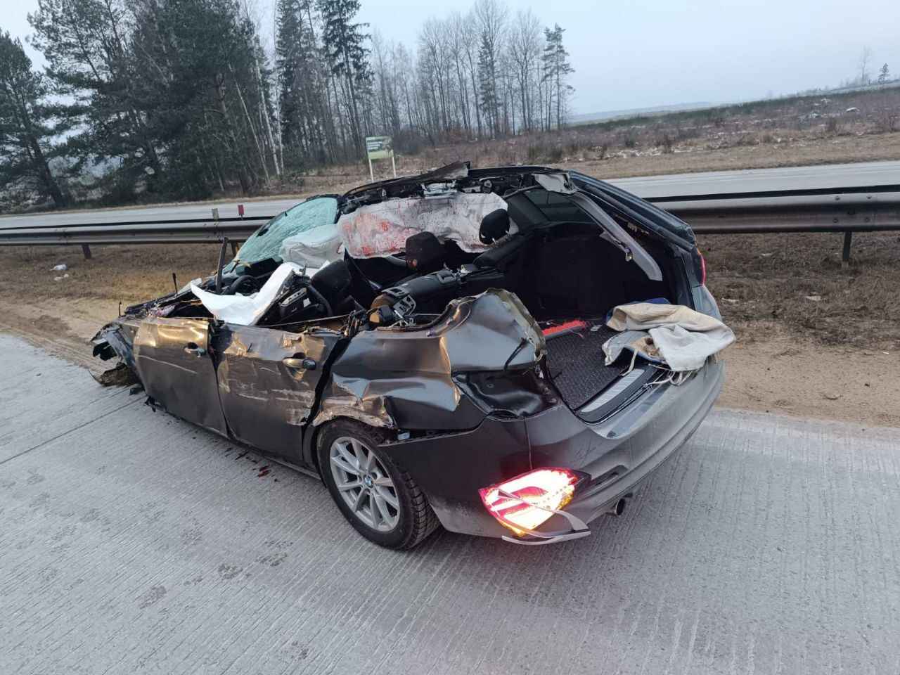 Под Уздой легковушка не разъехалась с фургоном и въехала в металлическое ограждение – есть погибший