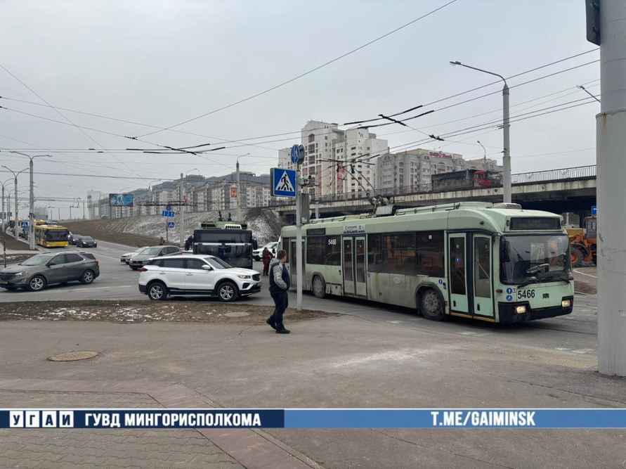 На видео попало, как в Минске троллейбус сбил двух рабочих дорожной службы