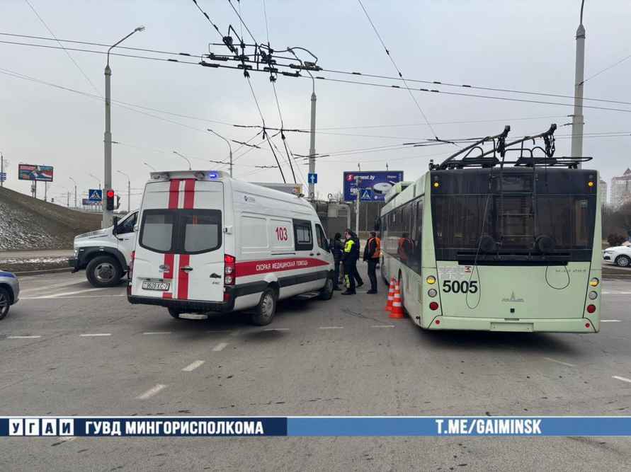 На видео попало, как в Минске троллейбус сбил двух рабочих дорожной службы
