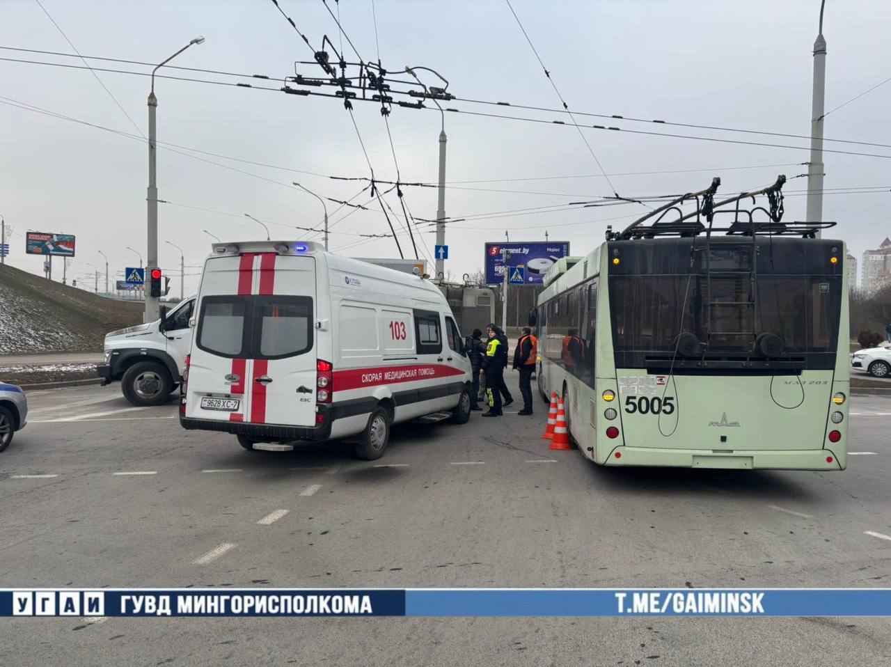 На видео попало, как в Минске троллейбус сбил двух рабочих дорожной службы