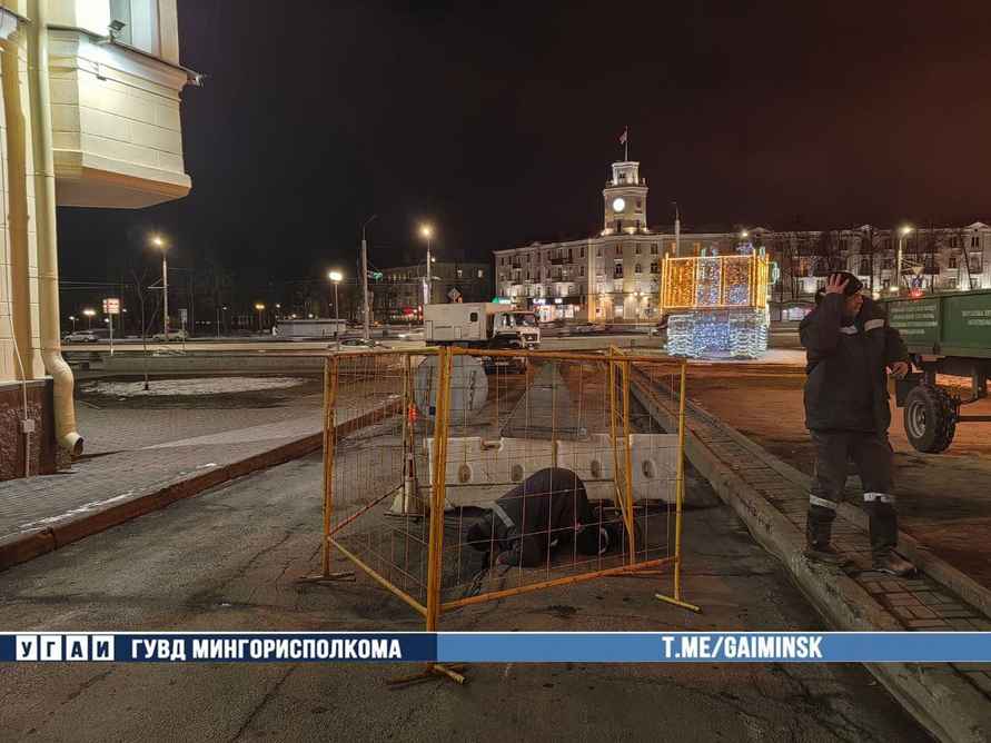 На одной из улиц Минска на проезжей части обвалилась плита перекрытия камеры теплопровода