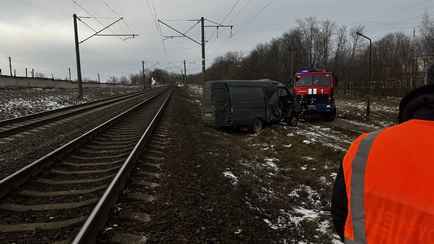 На Минщине пассажирский поезд столкнулся с бусом. БелЖД предупредила об опоздании электричек