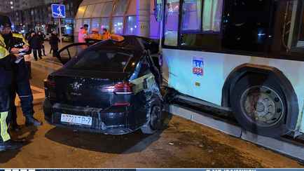 В Минске попало на видео столкновение троллейбуса и легковушки