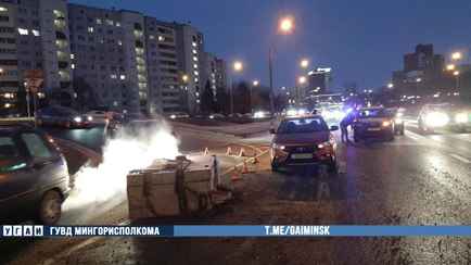 В Минске на дорогу упали бетонные плиты — столкнулись 4 авто