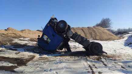 В Могилевском районе фура наехала на погрузчик и перевернулась