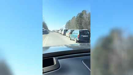 «Это те, кто с женой поругался» — В Минске на АЗС выстроились очереди из десятков авто. За чем стояли?