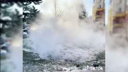 В Минске заметили «гейзер» у входа в метро. В Минскэнерго объяснили, откуда «выброс горячей воды»