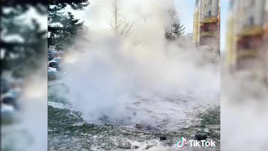 В Минске заметили «гейзер» у входа в метро. В Минскэнерго объяснили, откуда «выброс горячей воды»