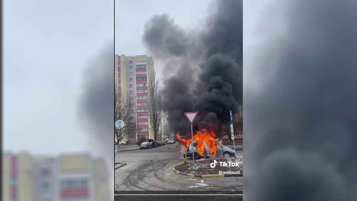 В Гомеле автомобиль горел открытым пламенем