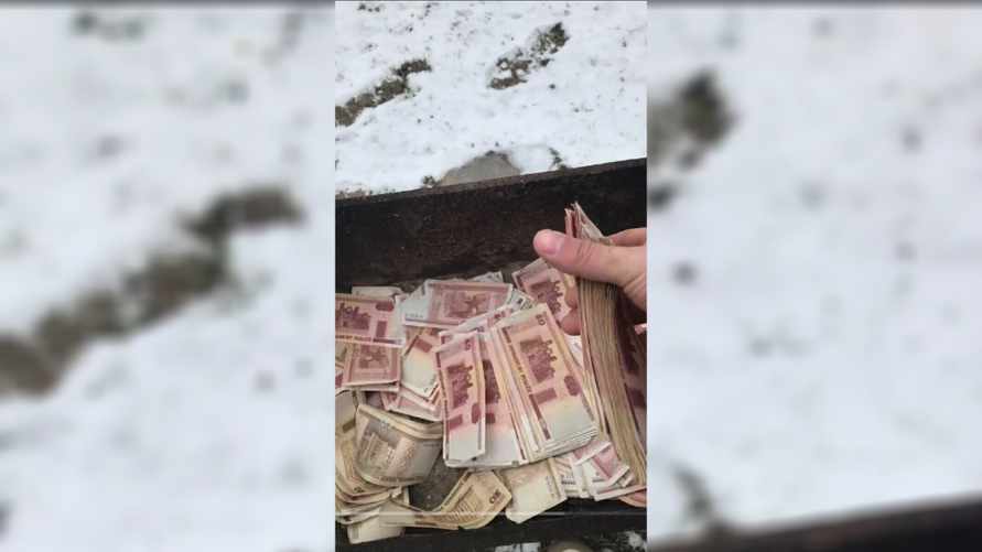«Когда хочешь шашлыка...» — Тиктокер бросил в мангал старые белорусские купюры. Комментаторы такой розжиг не одобрили