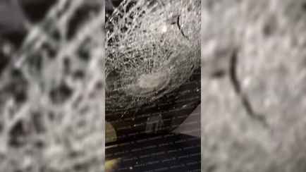 В Минске обломок моста упал на автомобиль и разбил лобовое стекло