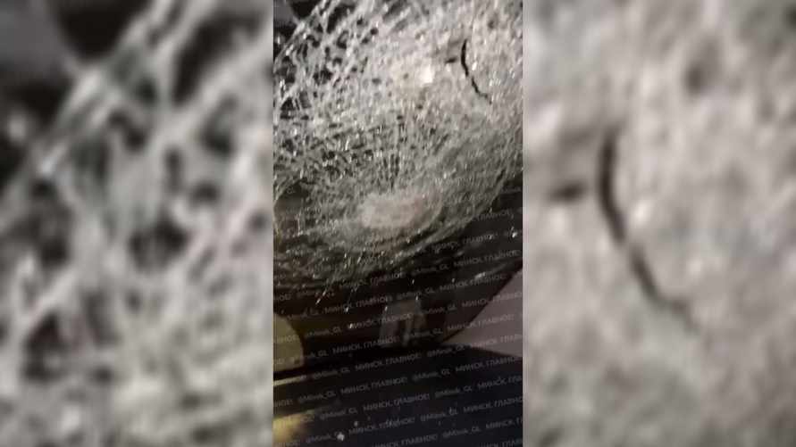 В Минске обломок моста упал на автомобиль и разбил лобовое стекло