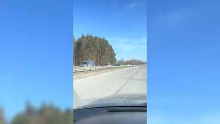 «И ничего человека не смущает?» — На трассе под Минском сняли несущийся по встречной внедорожник