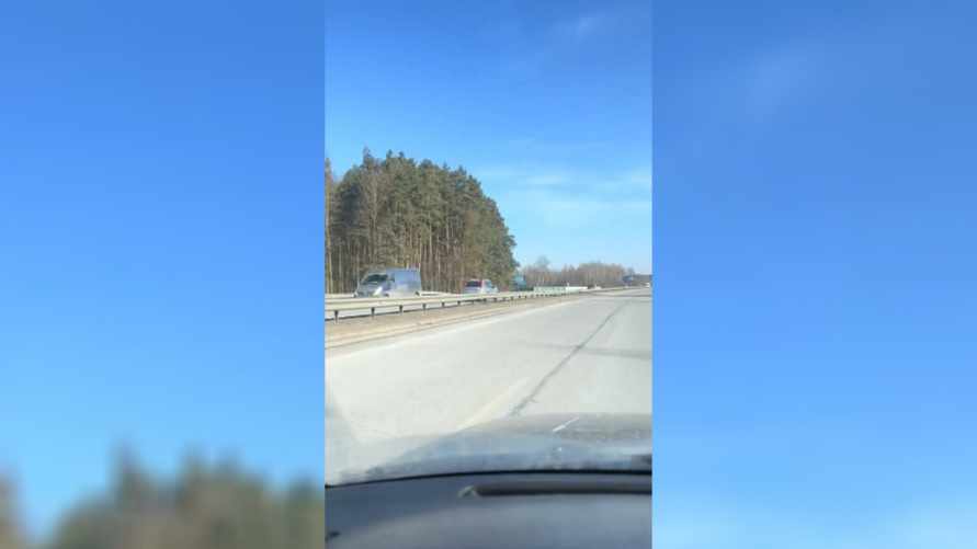 «И ничего человека не смущает?» - На трассе под Минском сняли несущийся по встречной внедорожник
