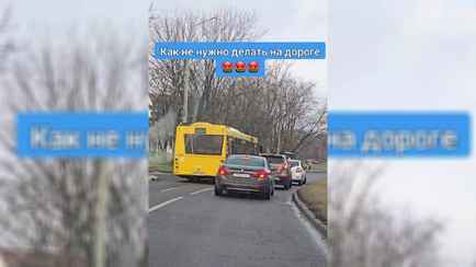 «Должен стоять полдня?» — Спорный манёвр водителя автобуса попал в TikTok. Мнения белорусов разделились