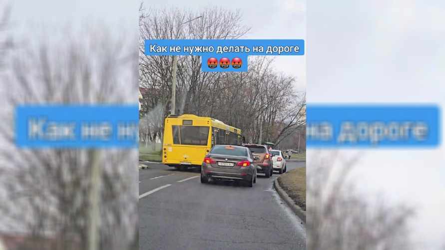 «Должен стоять полдня?» — Спорный манёвр водителя автобуса попал в TikTok. Мнения белорусов разделились