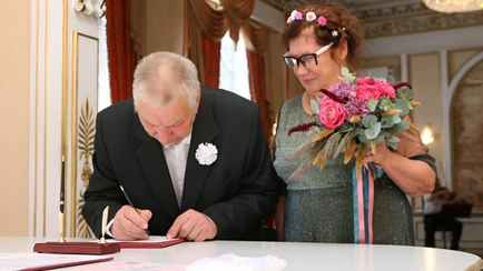 В Госдуме России предложили ввести выплаты парам, которые прожили в браке 30 и более лет. Сколько?