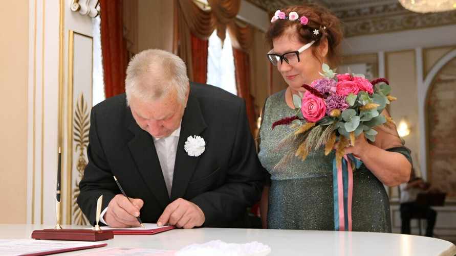 В Госдуме России предложили ввести выплаты парам, которые прожили в браке 30 и более лет. Сколько?