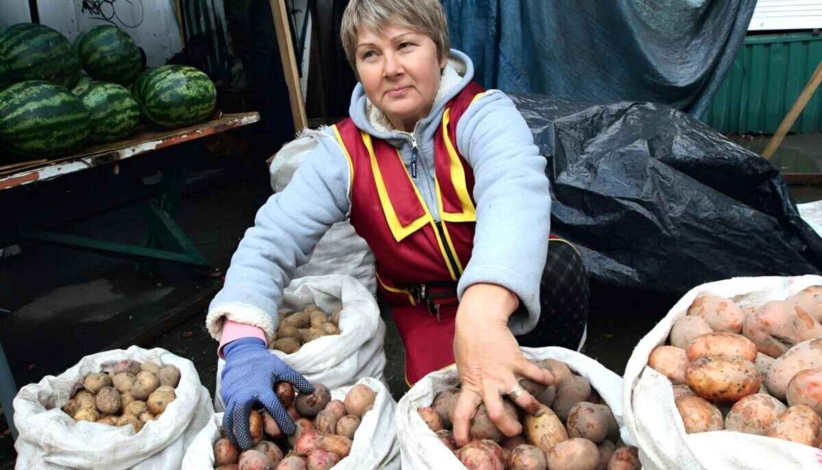 Головченко заявил, что белорусы стали есть меньше картошки из-за "роста доходов"