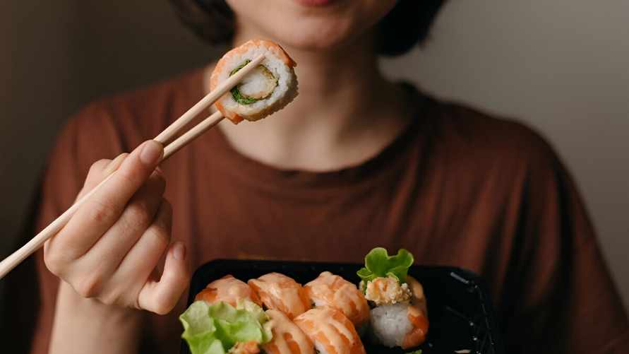 Вы больше не будете мучаться с палочками для суши. Этот трюк заставит их работать как пинцет