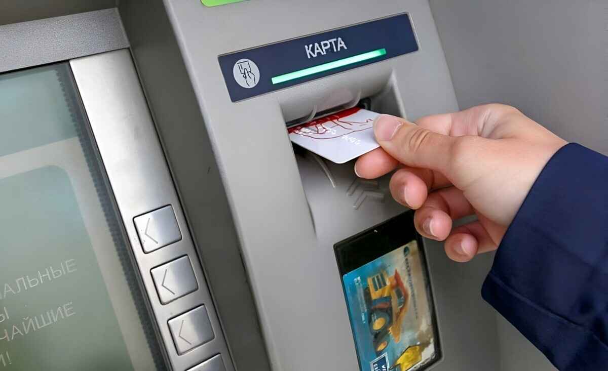 Один из банков поднял плату за обслуживание карт до 13 рублей. Кому из белорусов не грозит?