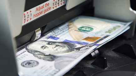 Доллар в Беларуси упал до минимума за 3 месяца, а евро — за полгода. На какой максимум взобрался российский рубль?