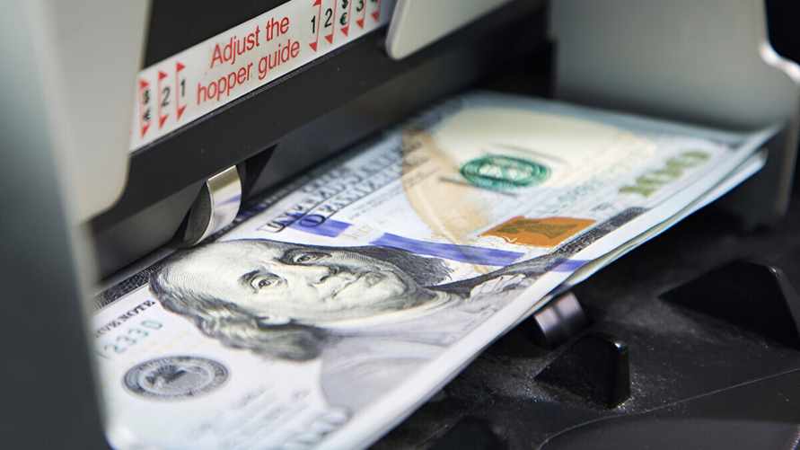 Доллар в Беларуси упал до минимума за 3 месяца, а евро — за полгода. На какой максимум взобрался российский рубль?