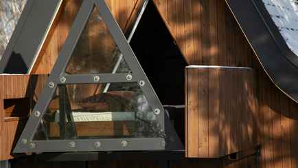 Домашний аттракцион? Под Минском построили дом с кроватью, которая выезжает на улицу