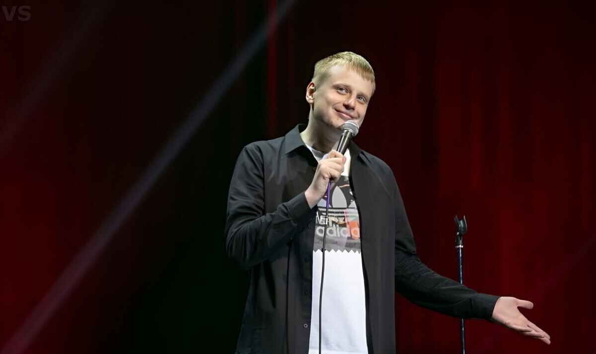 КГБ Беларуси внёс комика Славу Комиссаренко в список террористов