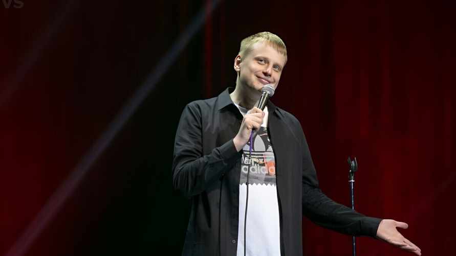 КГБ Беларуси внёс комика Славу Комиссаренко в список террористов