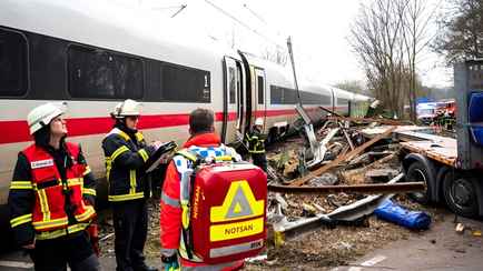 В Гамбурге скоростной поезд столкнулся с грузовиком — в салоне находилось почти 300 человек
