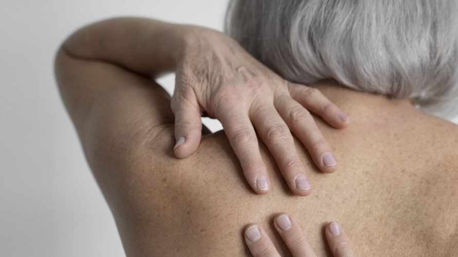 Эта привычка во время сна может спровоцировать "вдовий горб". Физиотерапевт объяснила, что делать