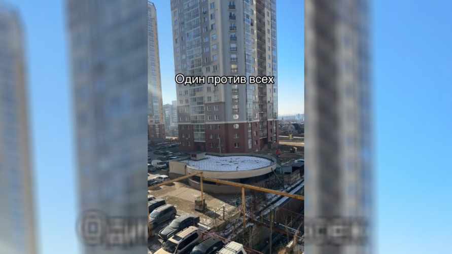 "Ему предлагали $1,5 млн" - В минском дворе показали "борьбу" "одного против всех"